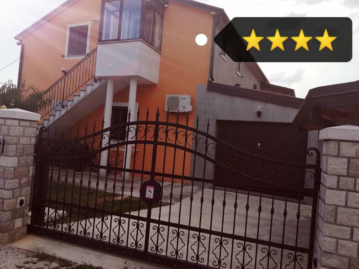 Apartment Dorina Buje Exterior foto